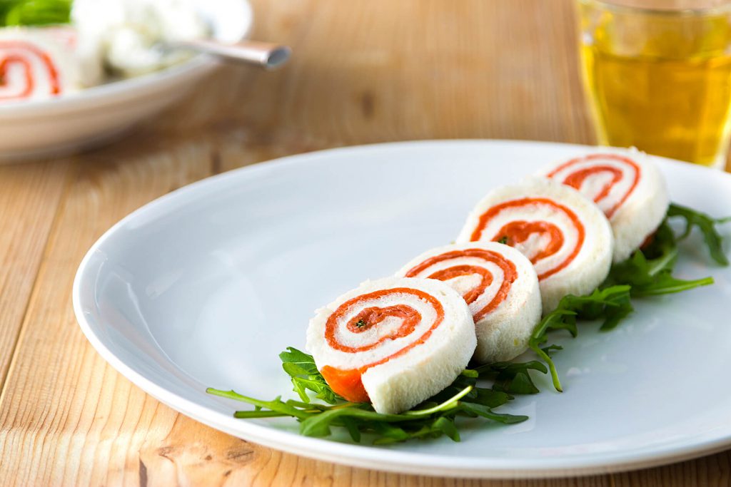 Broodrol met zalm en roomkaas